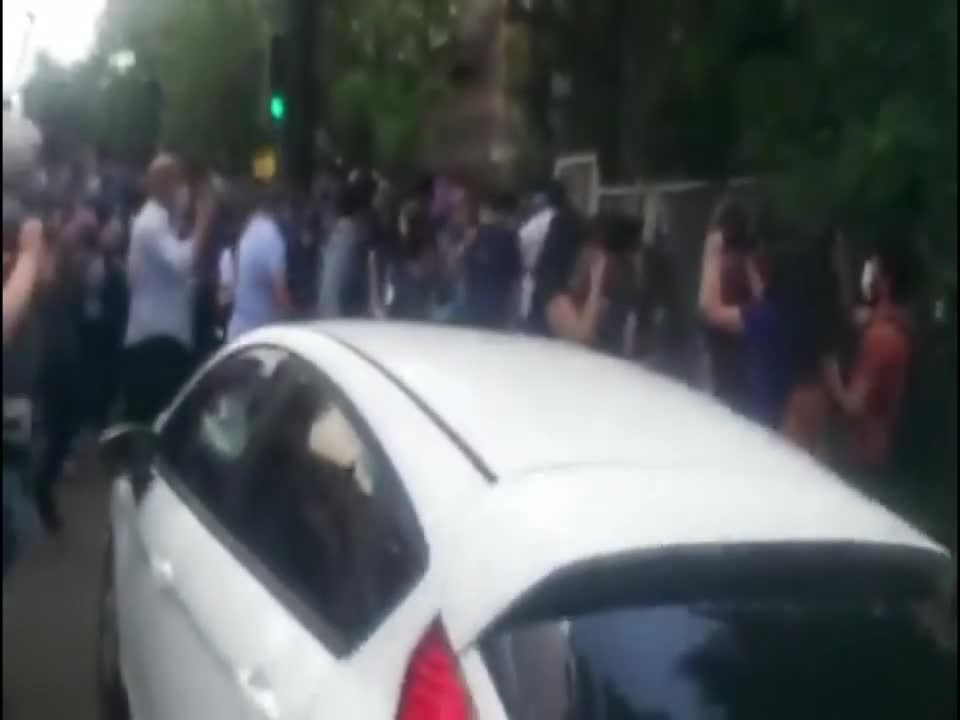 ABD ELÇİLİĞİ ÖNÜNDEKİ IRKÇILIK KARŞITI PROTESTOYA POLİS MÜDAHALESİ: 15 KİŞİ GÖZALTINA ALINDI