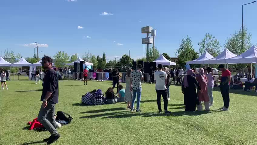 VALİNİN YASAK KARARINA RAĞMEN ESKİŞEHİR TEKNİK ÜNİVERSİTESİ KÜLTÜR FESTİVALİ YAPILDI