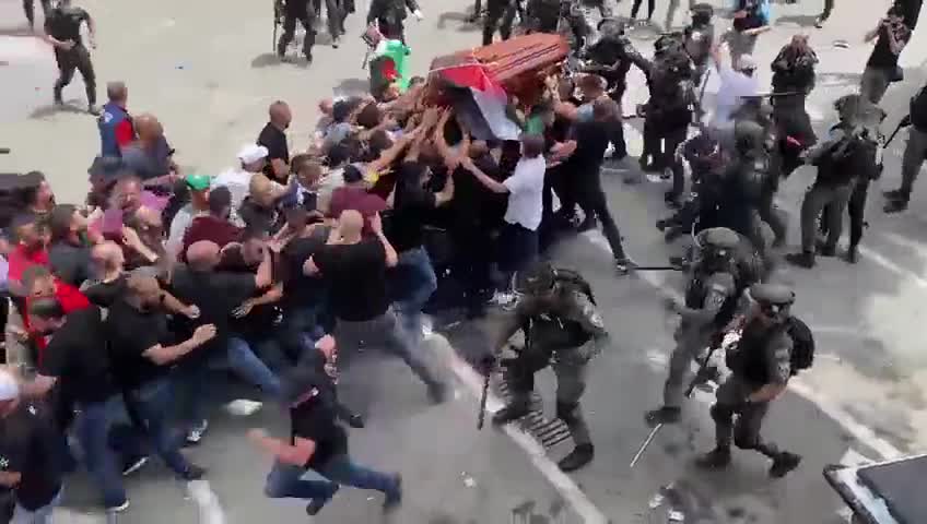 İSRAİL GÜVENLİK GÜÇLERİ, GAZETECİ SHİREEN ABU AQLA’NIN CENAZESİNE SALDIRDI
