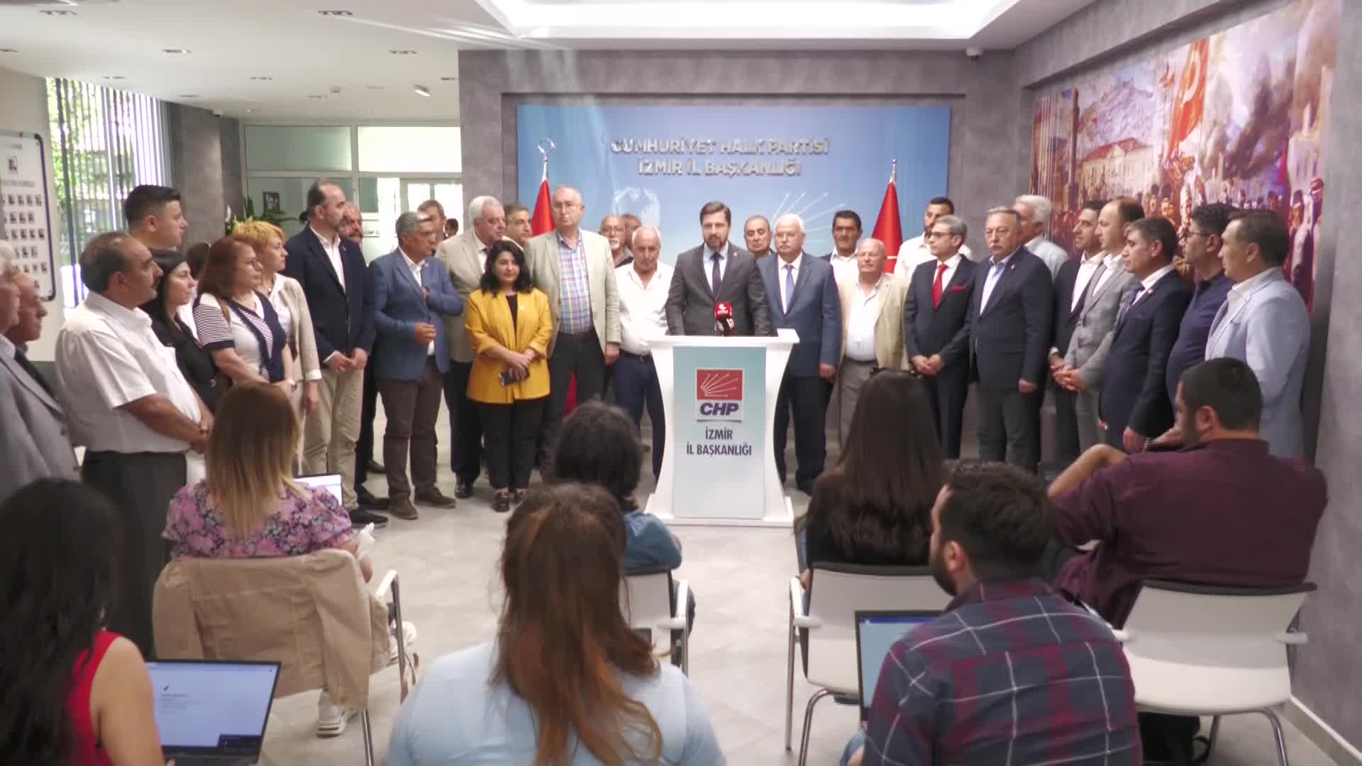 DSP'DEN AYRILAN İZMİR İL BAŞKANI VE 3 İLÇE BAŞKANI CHP'YE GEÇTİ. DENİZ YÜCEL: "TEK ADAM ÜLKEDE KAOS ÇIKARARAK TÜKENMİŞ İKTİDARINI KURTARMA DERDİNDE"