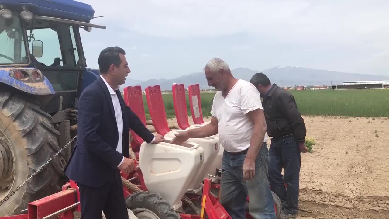 NİĞDELİ PANCAR ÇİFTÇİSİ: “MALİYETLER BİZİ KURTARMAZ. TOPRAKLA İMKANSIZ AŞK YAŞIYORUZ”