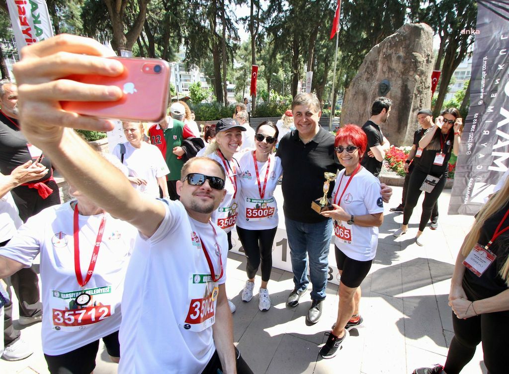 İZMİR'DE YURTTAŞLAR VE SPORCULAR, ZÜBEYDE ANA’YA KOŞTULAR