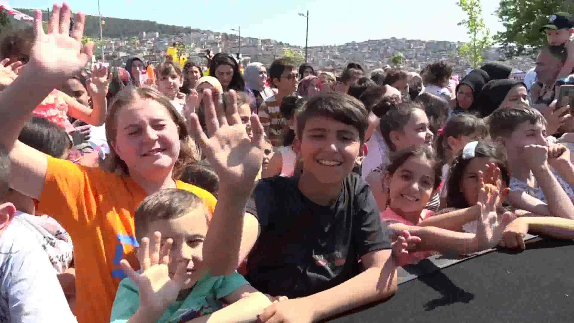 BORNOVA'DA ÇİFTE BAHAR ŞENLİĞİ