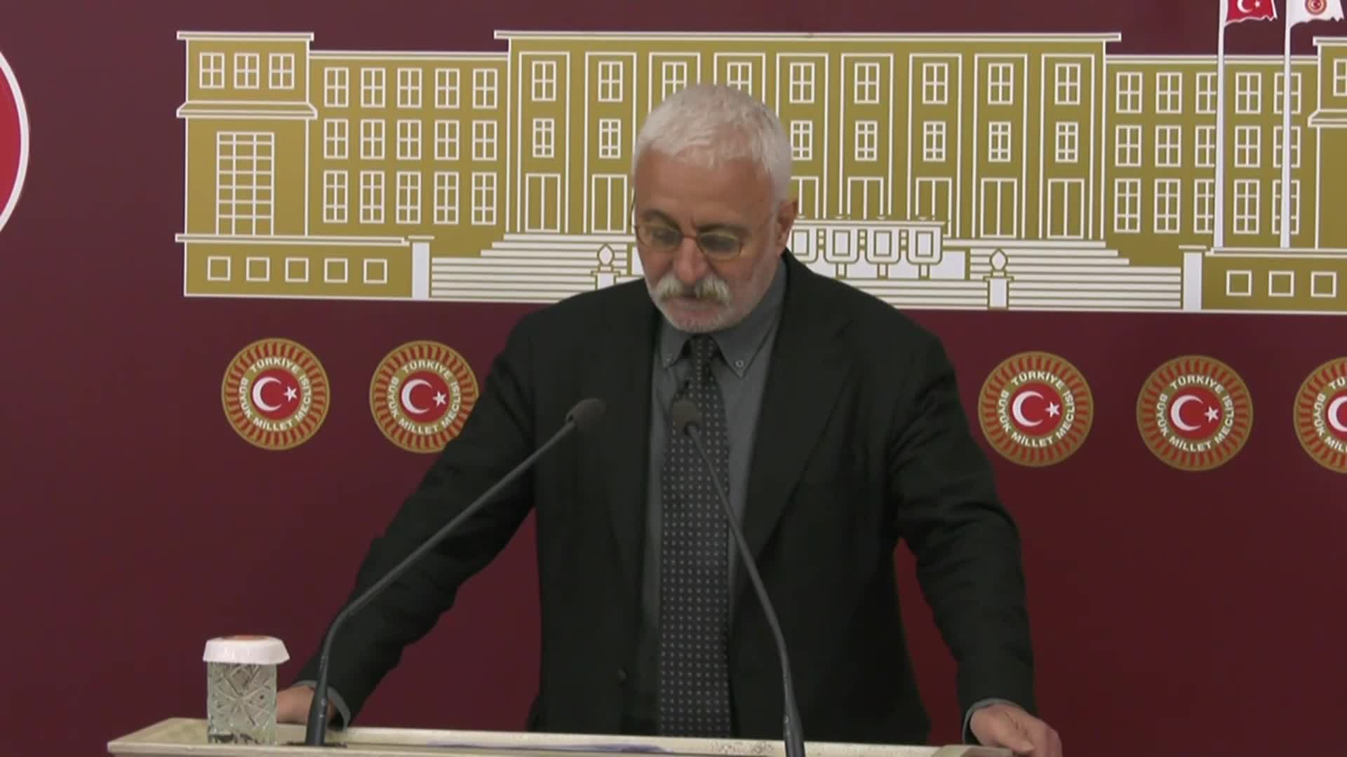 HAKKI SARUHAN OLUÇ: AYNUR DOĞAN’IN KONSERİNİN YASAKLANMASINI EN SERT BİÇİMDE PROTESTO EDİYORUZ