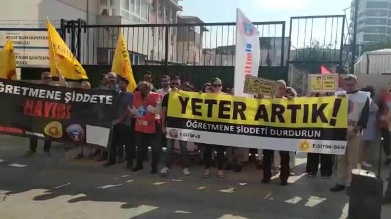 İZMİR'DE ÖĞRETMENLER, MESLEKTAŞLARININ DARP EDİLMESİNİ OKUL ÖNÜNDE PROTESTO ETTİ