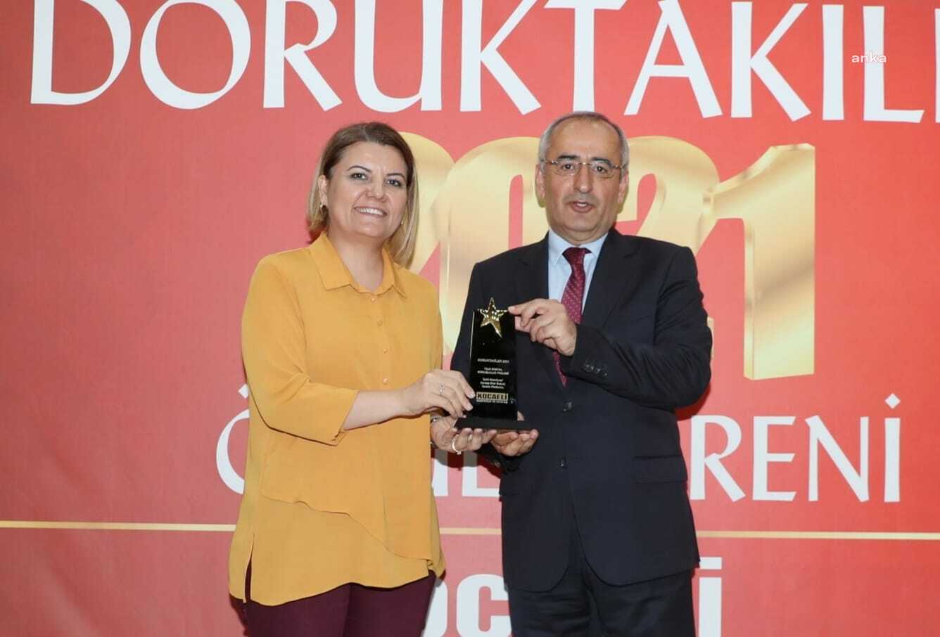 İZMİT BELEDİYESİ KARDEŞ ELLER’E YILIN SOSYAL SORUMLULUK PROJESİ ÖDÜLÜ VERİLDİ