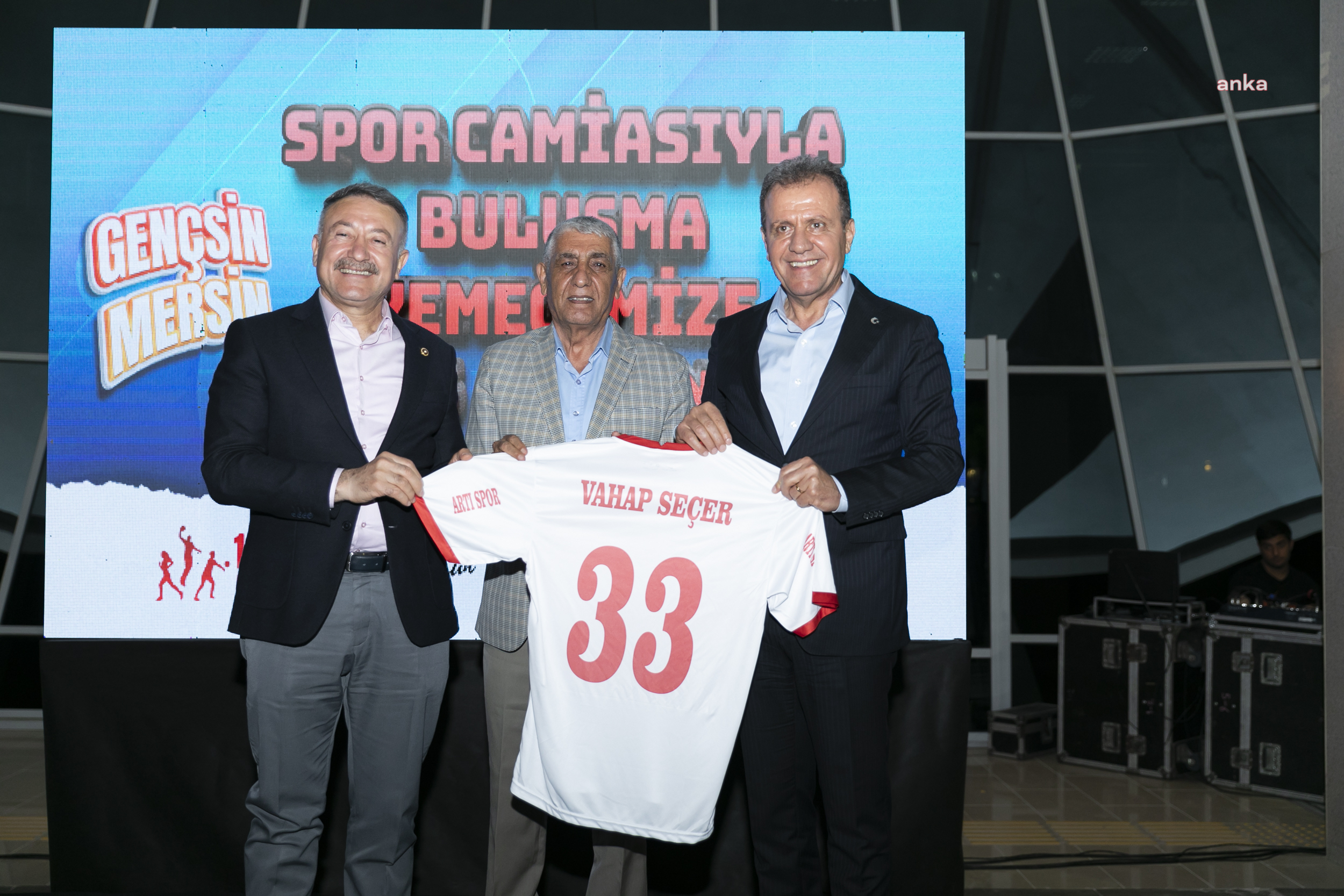 VAHAP SEÇER, MERSİN’İN SPOR CAMİASIYLA YEMEKTE BULUŞTU