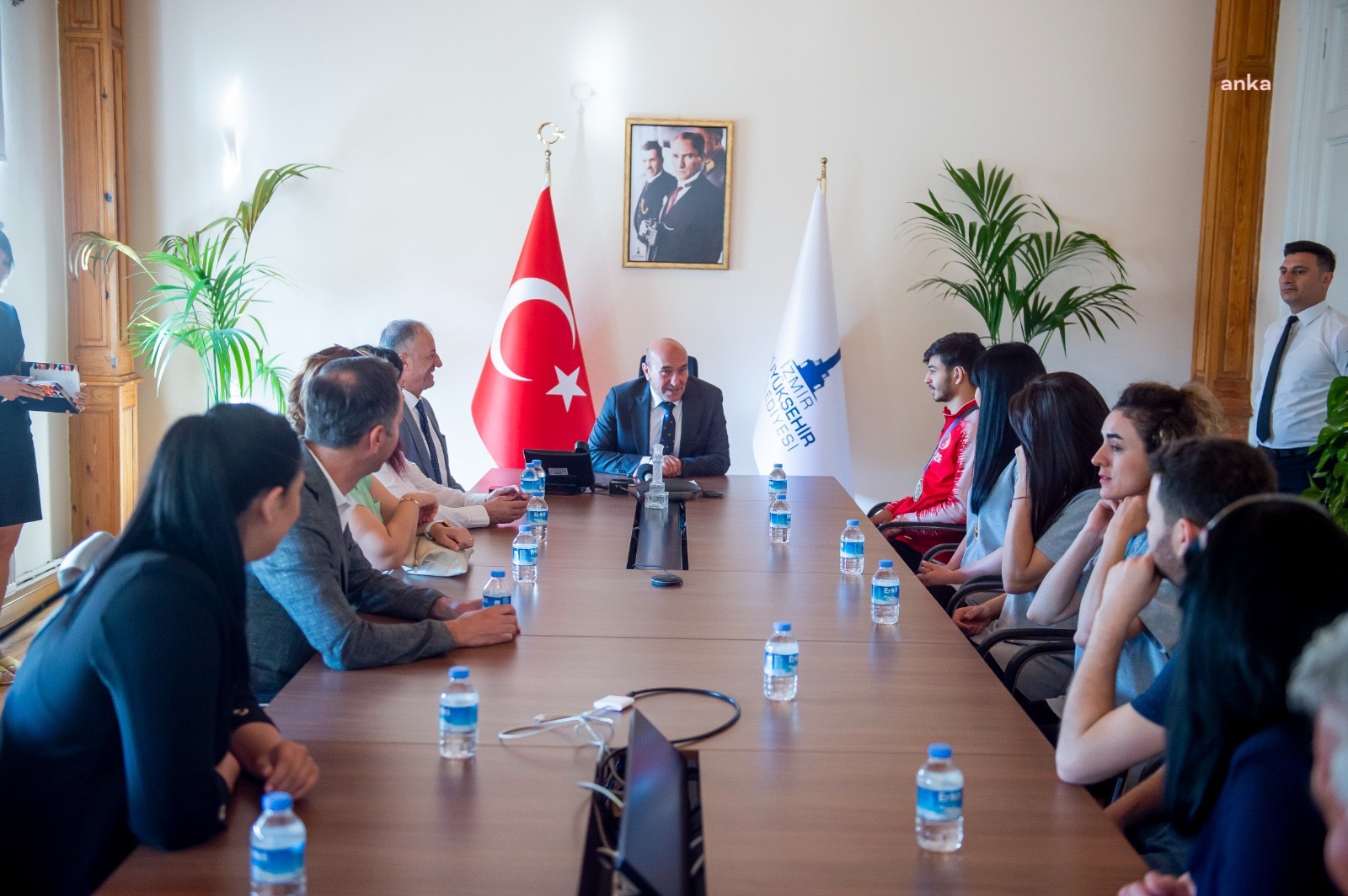 İŞİTME ENGELLİ OLİMPİYAT ŞAMPİYONLARI BAŞKAN TUNÇ SOYER’İ ZİYARET ETTİ