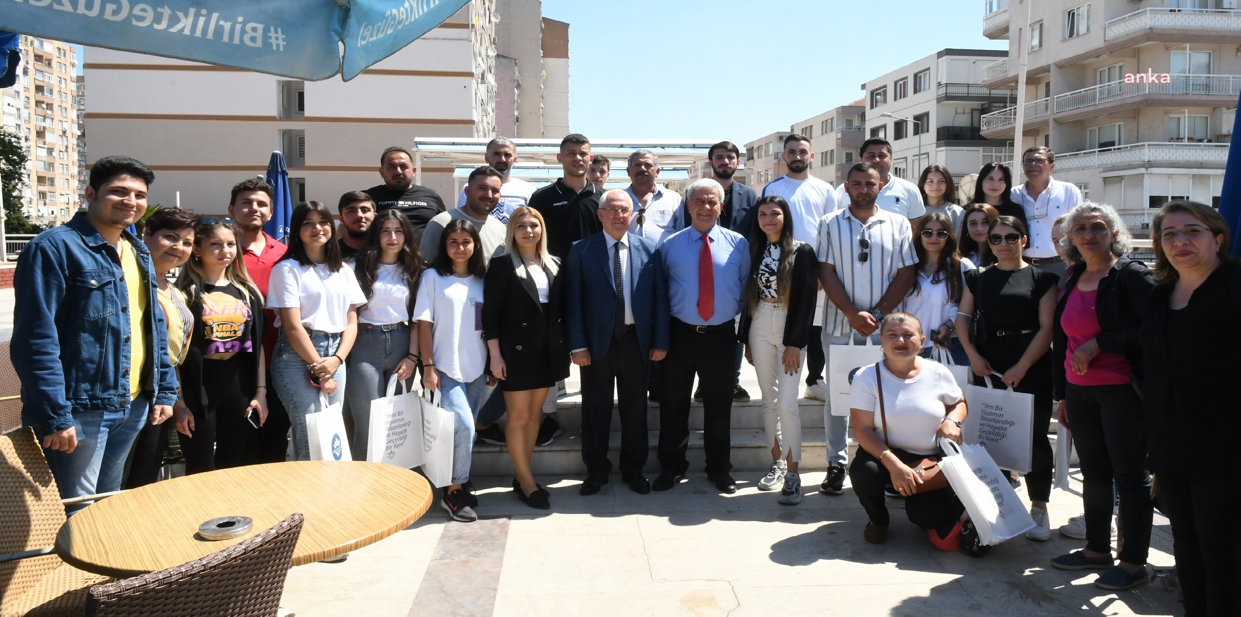 KARABAĞLAR BELEDİYE BAŞKANI SELVİTOPU GENÇLERLE KAHVALTIDA BULUŞTU