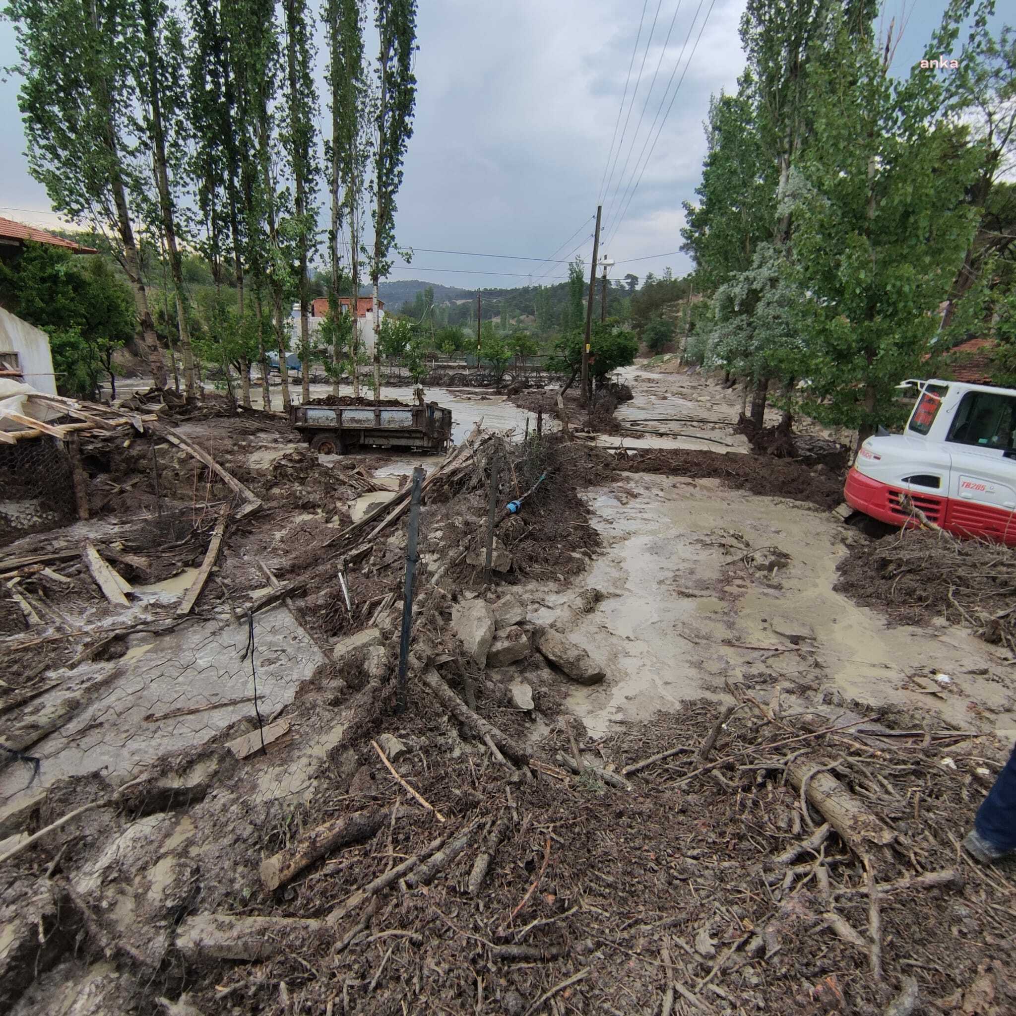 KORKUTELİ’NDE SAĞANAK YAĞIŞ, 2 MAHALLEDE SU BASKINLARINA NEDEN OLDU