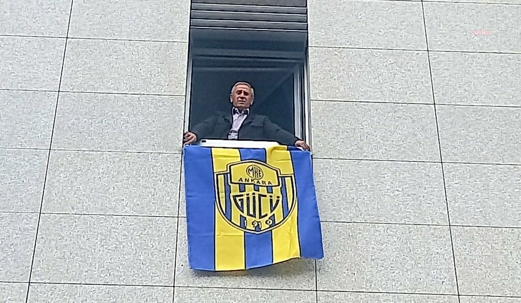 YILDIRIM KAYA, SÜPER LİG'E YÜKSELEN ANKARAGÜCÜ'NÜ BAYRAĞINI ASARAK KUTLADI