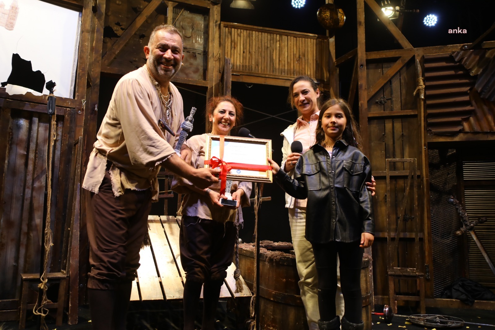 PAMUCAK SAHİLİ’NDE İLK TİYATRO OYUNU:  “BİR BABA HAMLET”