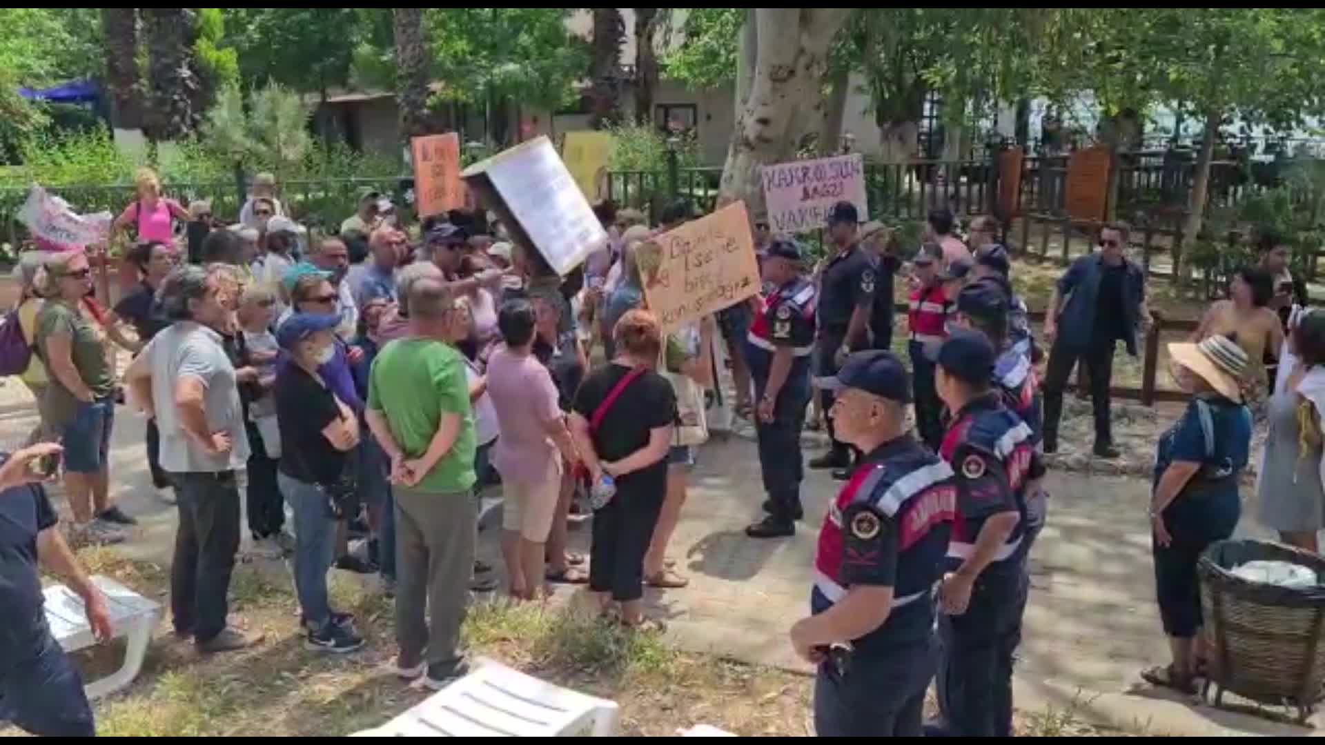 MUĞLA AKYAKA’DA ÇEVRECİLER, “KIYILAR HALKINDIR” DEDİ: “AKYAKA’YI TALAN PROJELERİNDEN VAZGEÇİN”