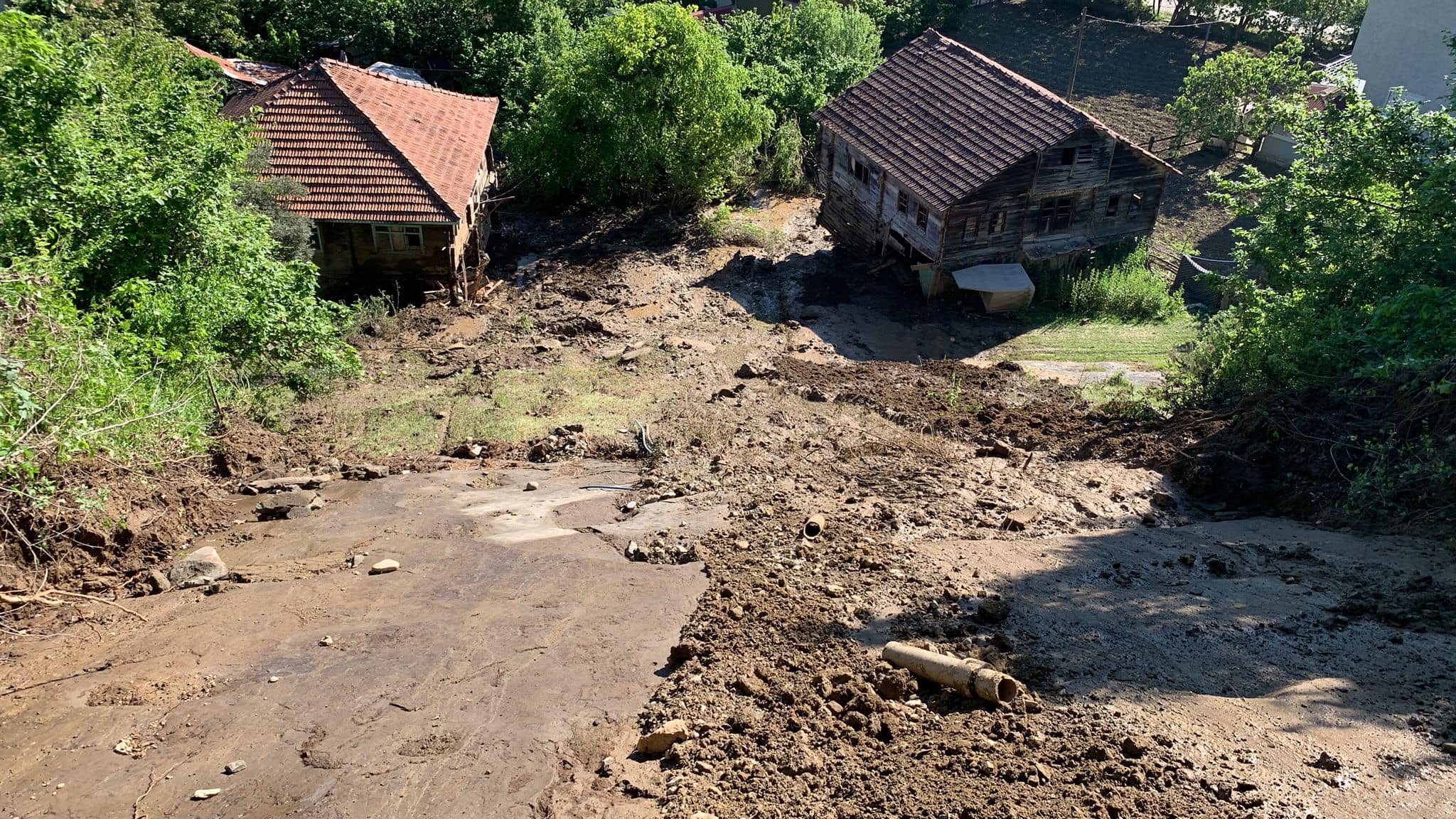 SİNOP’TA MEYDANA GELEN HEYELANDA 2 EV 1 SAMANLIK ZARAR GÖRDÜ