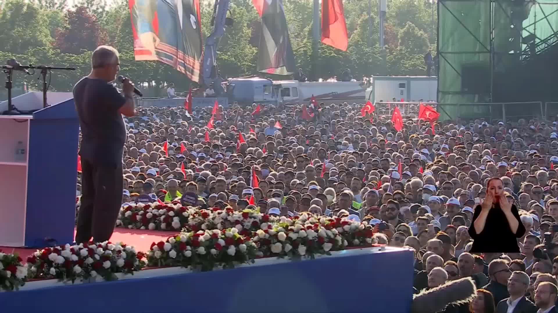 CHP’NİN “MİLLETİN SESİ” MİTİNGİNDE YURTTAŞLAR KONUŞTU: “AKŞAMDAN SABAHA ZAM OLUR MU… 8 YAŞINDAKİ ÇOCUĞUMLA MARKETE GİDEMİYORUM… VATANDAŞIN BİRİ 15 LİRALIK KIYMA İSTİYOR…”