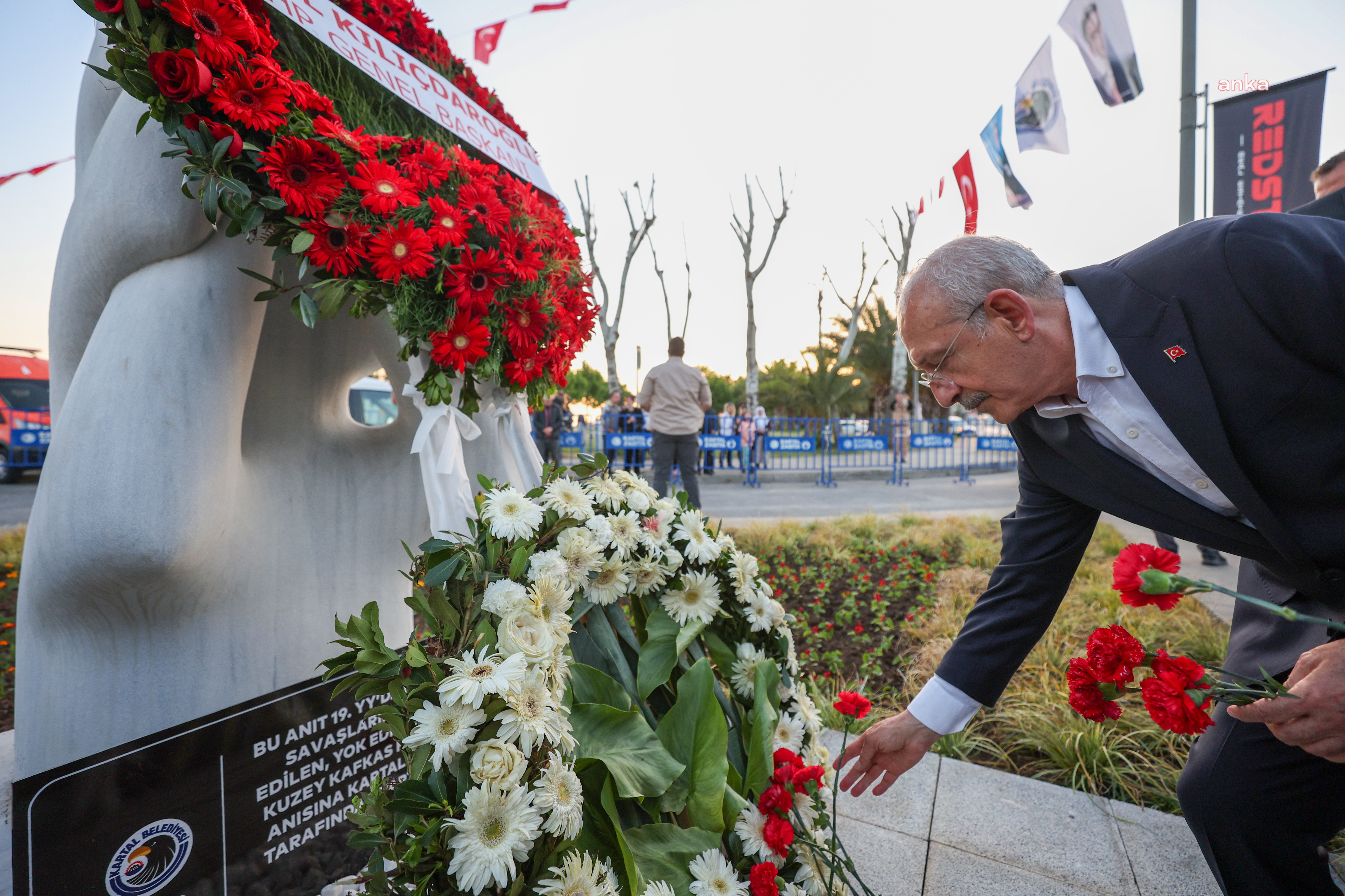 KILIÇDAROĞLU ÇERKEZ ANITI’NA ÇELENK BIRAKTI