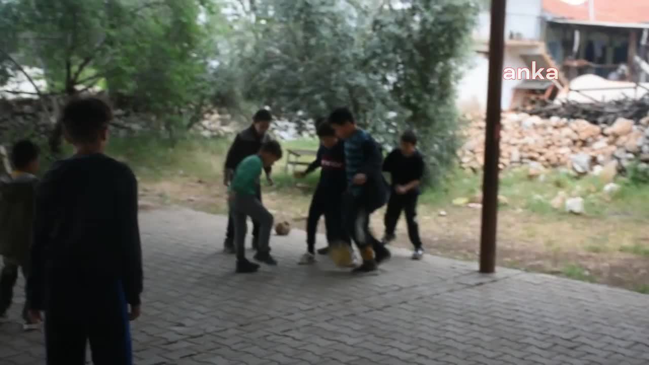 AYDIN'IN TEKELİLER KÖYÜNDE ÇOCUKLAR HALI SAHA İSTİYOR: "BAKAN KASAPOĞLU BİLE SÖZ VERDİ, AMA KİMSE VERDİĞİ SÖZÜ TUTMUYOR"