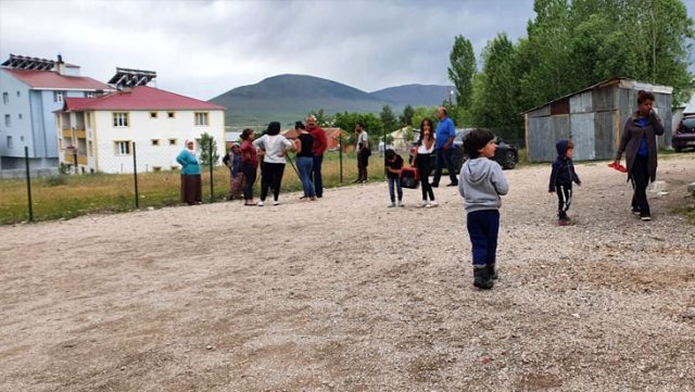 BİNGÖL VALİLİĞİ: 4 KİŞİ GÖÇÜK ALTINDA