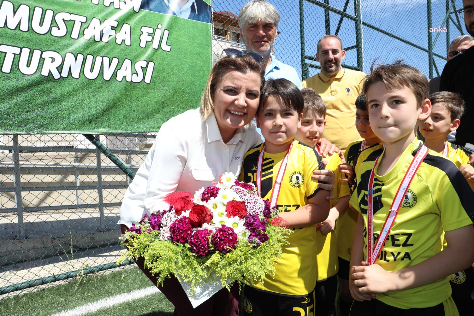 İZMİT BELEDİYE BAŞKANI HÜRRİYET, GELECEĞİN FUTBOL YILDIZLARIYLA BULUŞTU
