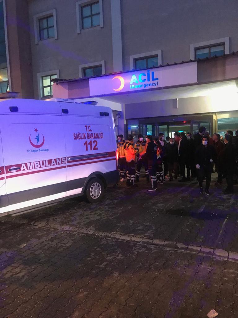 GÖÇÜK ALTINDA KALAN 3 KİŞİ BİNGÖL KARLIOVA DEVLET HASTANESİNE GETİRİLDİ