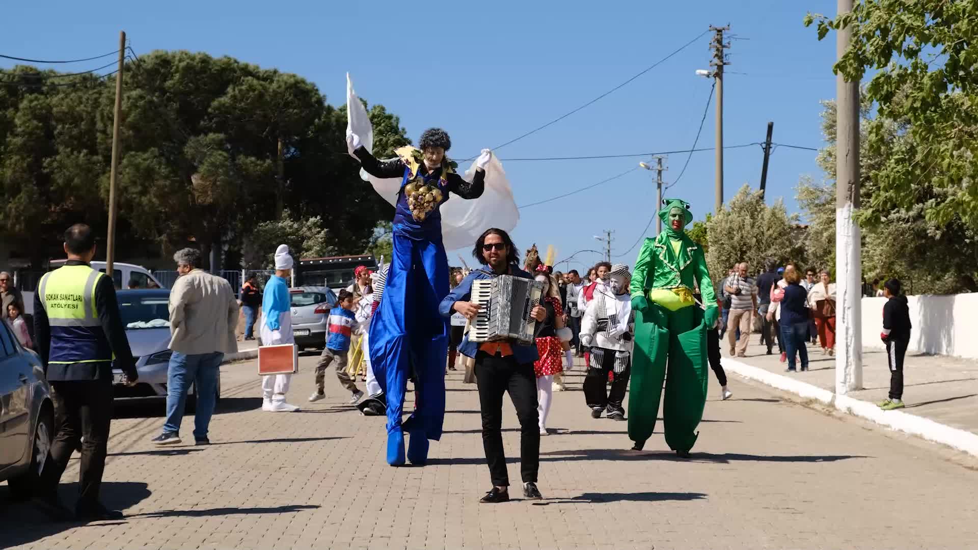 AYVALIK KÜÇÜKKÖY 5. TEFERİC ŞENLİKLERİ YAPILDI… BAŞKAN ERGİN: “VATANDAŞLAR HEM DÜNYA MÜZİKLERİYLE HEM BALKAN EZGİLERİYLE EĞLENDİ”