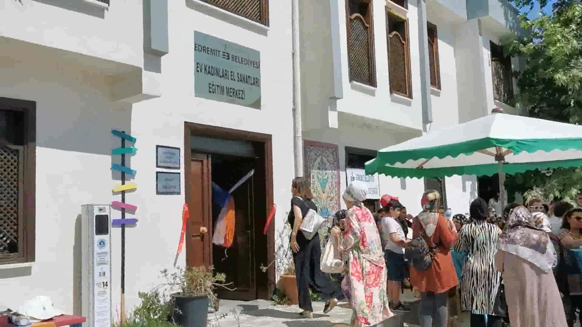 EDREMİT BELEDİYESİ EL SANATLARI SERGİSİ AÇILDI