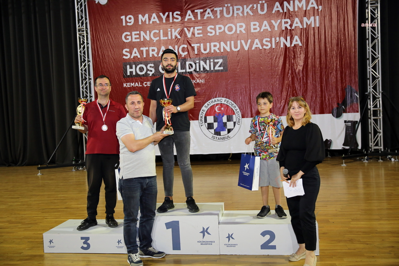 KÜÇÜKÇEKMECE BELEDİYESİ'NİN 19 MAYIS SATRANÇ TURNUVASI’NDA ÖDÜLLER SAHİPLERİNİ BULDU