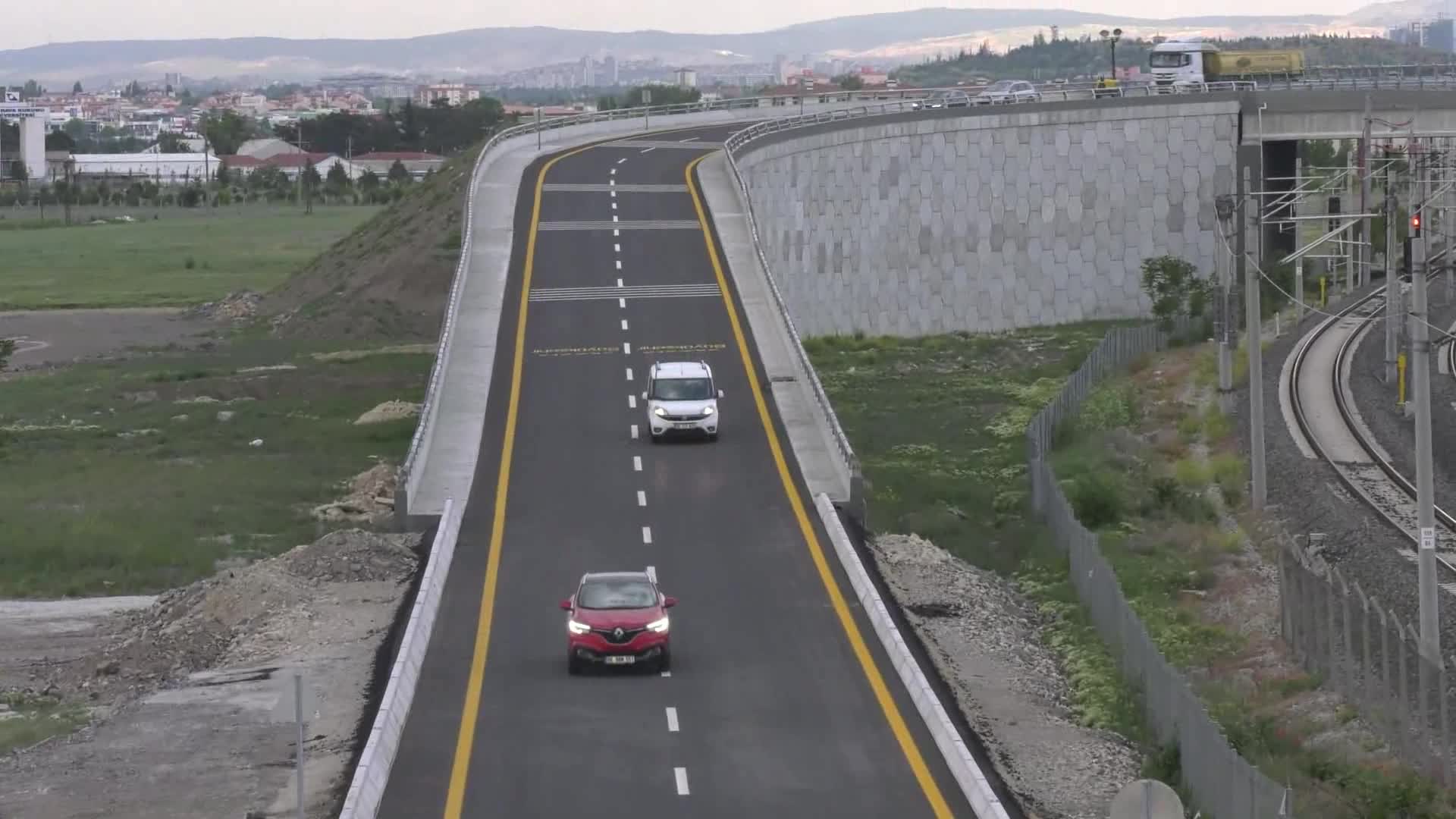 MANSUR YAVAŞ, DUYURDU: İSTASYON CADDESİ’NİN 25 YILLIK TRAFİK ÇİLESİ SONA ERDİ