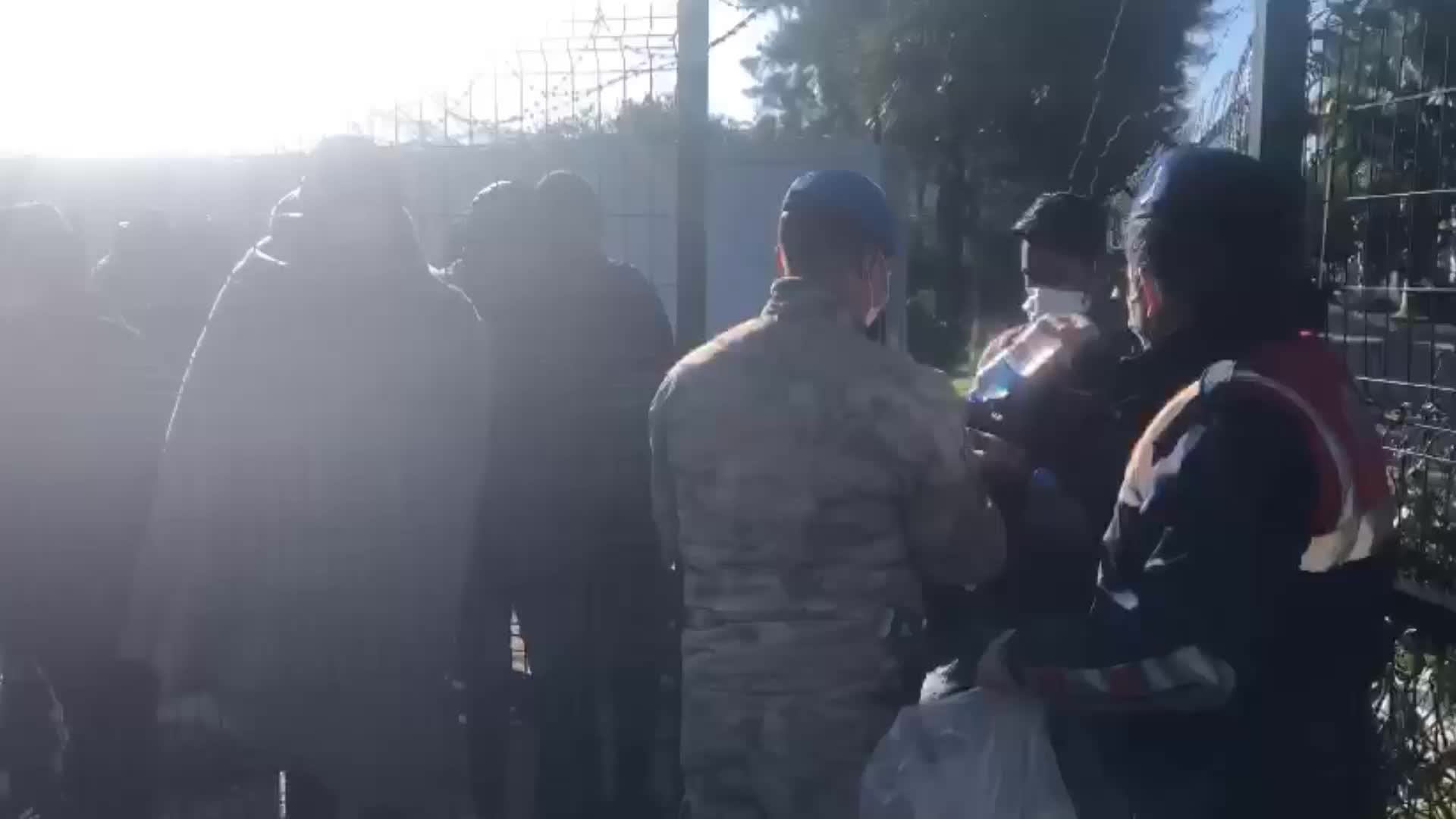 İZMİR'DE 237 KAÇAK GÖÇMEN YAKALANDI