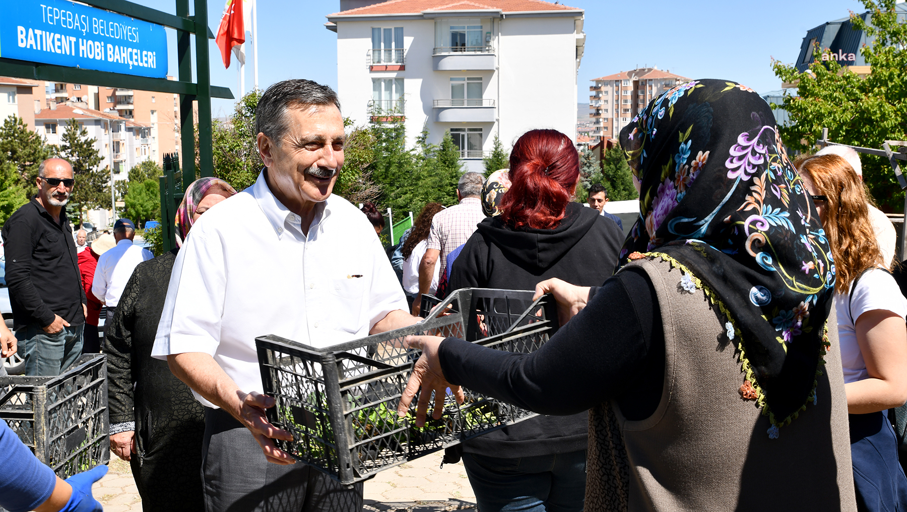TEPEBAŞI'NDA 10 BİNE YAKIN FİDE TOPRAKLA BULUŞTURULDU