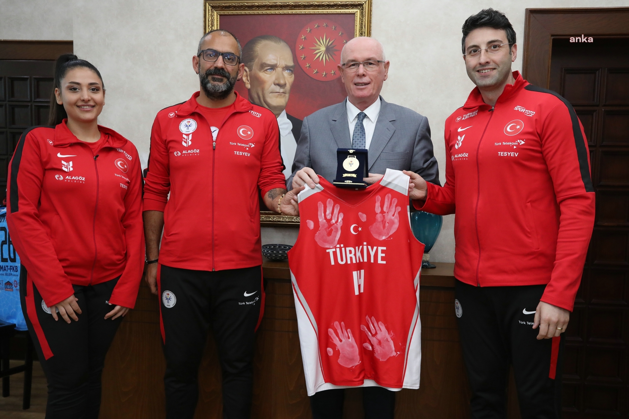 DOWN SENDROMRULAR BASKETBOL MİLLİ TAKIMI’NDAN ODUNPAZARI BELEDİYE BAŞKANI KURT’A ZİYARET