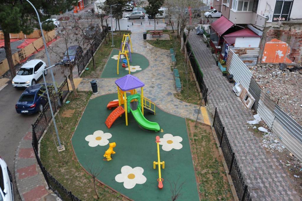 KARTAL'DA PARKLAR YENİLENİYOR
