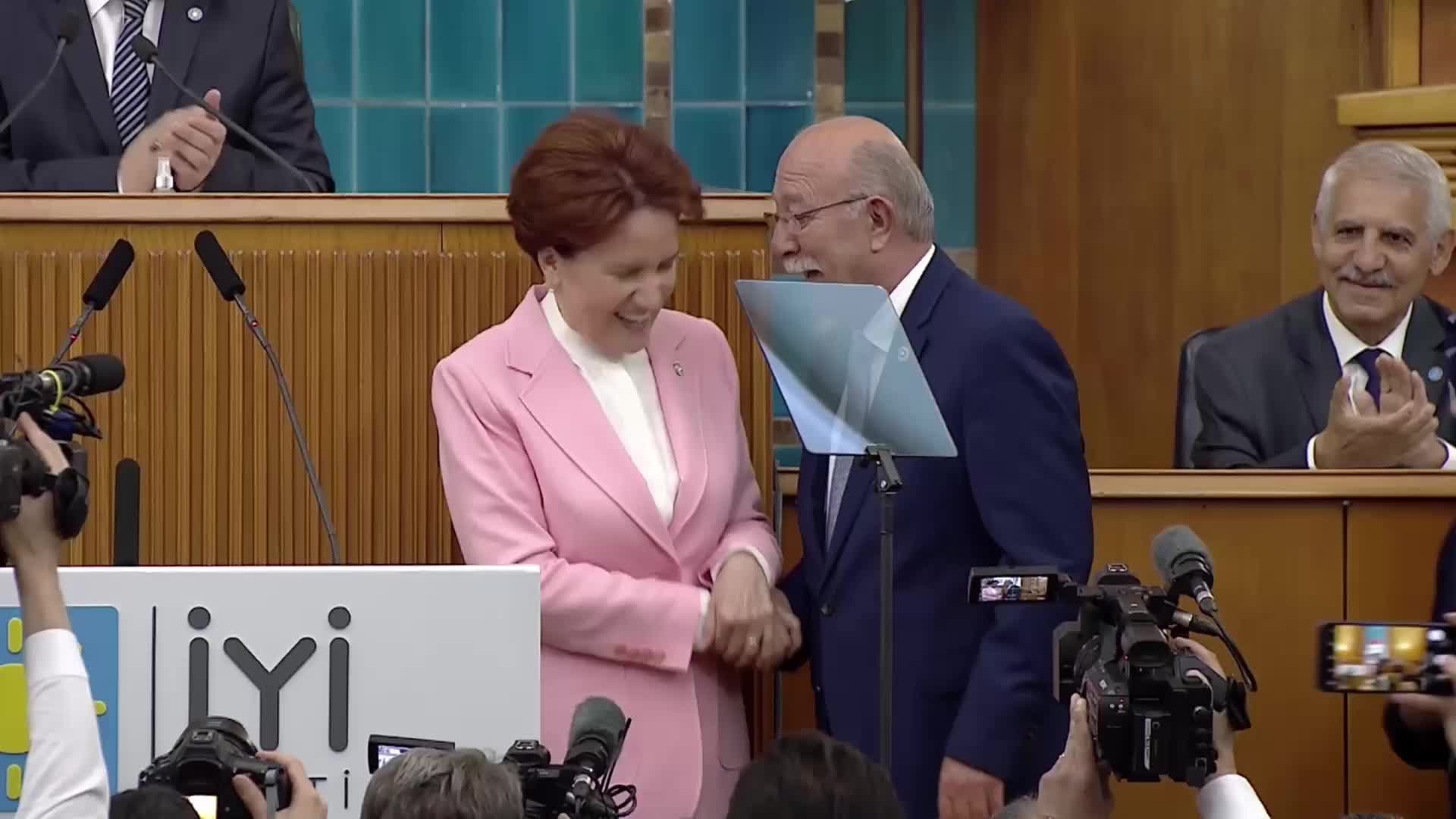 AKŞENER: “ERDOĞAN’I UYARIYORUM. YENİLGİYİ ŞİMDİDEN SİNDİRMEYE BAŞLASAN İYİ EDERSİN MUHTEREM. SANDIKTA BAŞINA GELECEK HAZİN SONU GÖRMEMİZE ÇOK AZ KALDI”