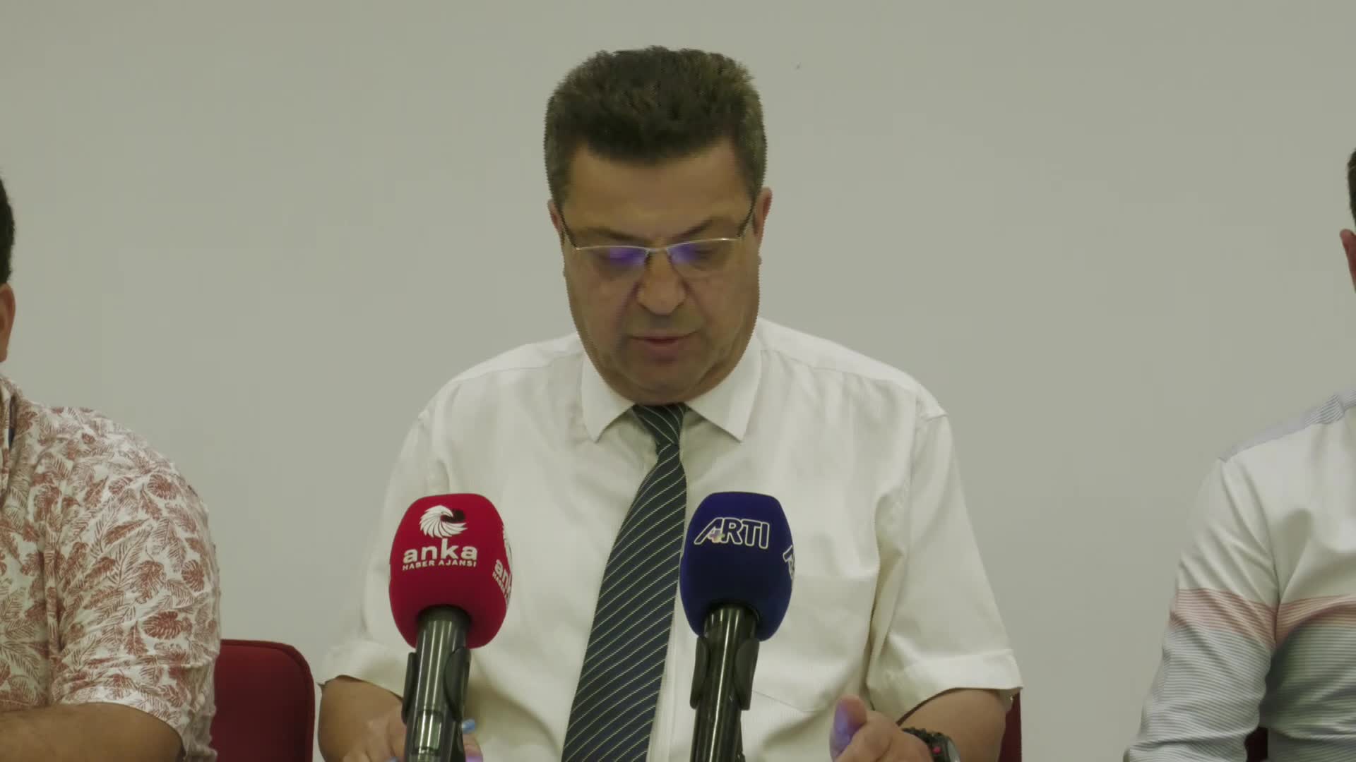 İZMİR TABİP ODASI'NDAN BEYAZ MİTİNG ÇAĞRISI: "MESLEĞİMİZ, SAĞLIĞIMIZ ALARM VERİYOR, GELİN BİRLİKTE 'DUR' DİYELİM"