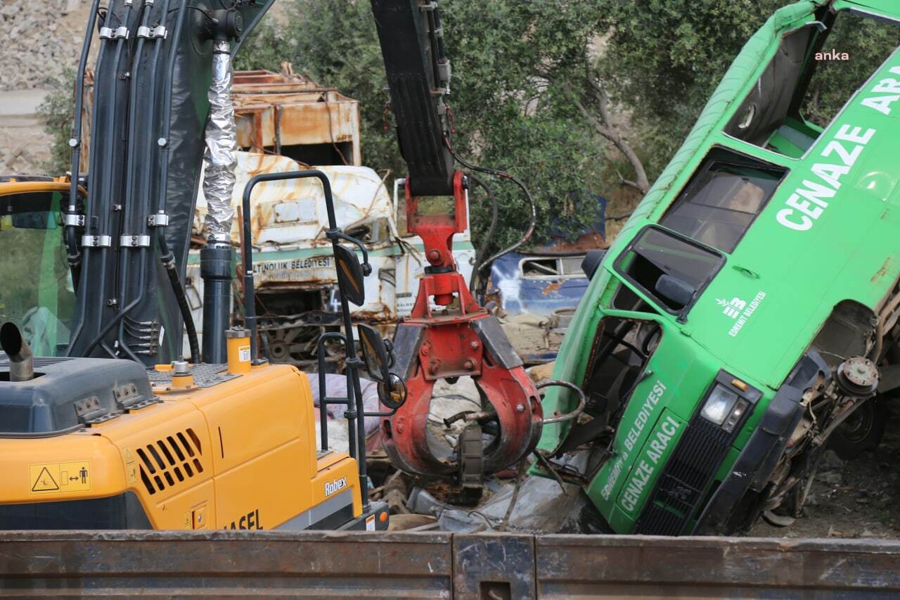 EDREMİT BELEDİYESİ’NDE 25 TAŞIT VE İŞ MAKİNESİ HURDAYA AYRILDI