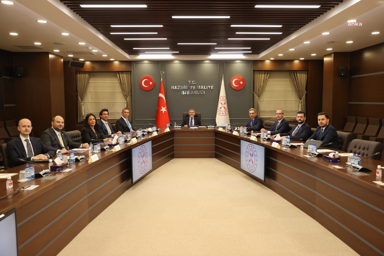 BAKAN NEBATİ’Yİ ZİYARET EDEN FENERBAHÇE BAŞKANI KOÇ “63” NUMARALI FENERBAHÇE FORMASINI HEDİYE ETTİ