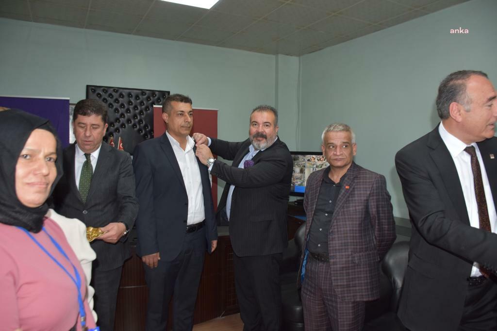 CHP DOĞU MASASI HEYETİ, BATMAN’DA 300 KİŞİYE ROZET TAKTI