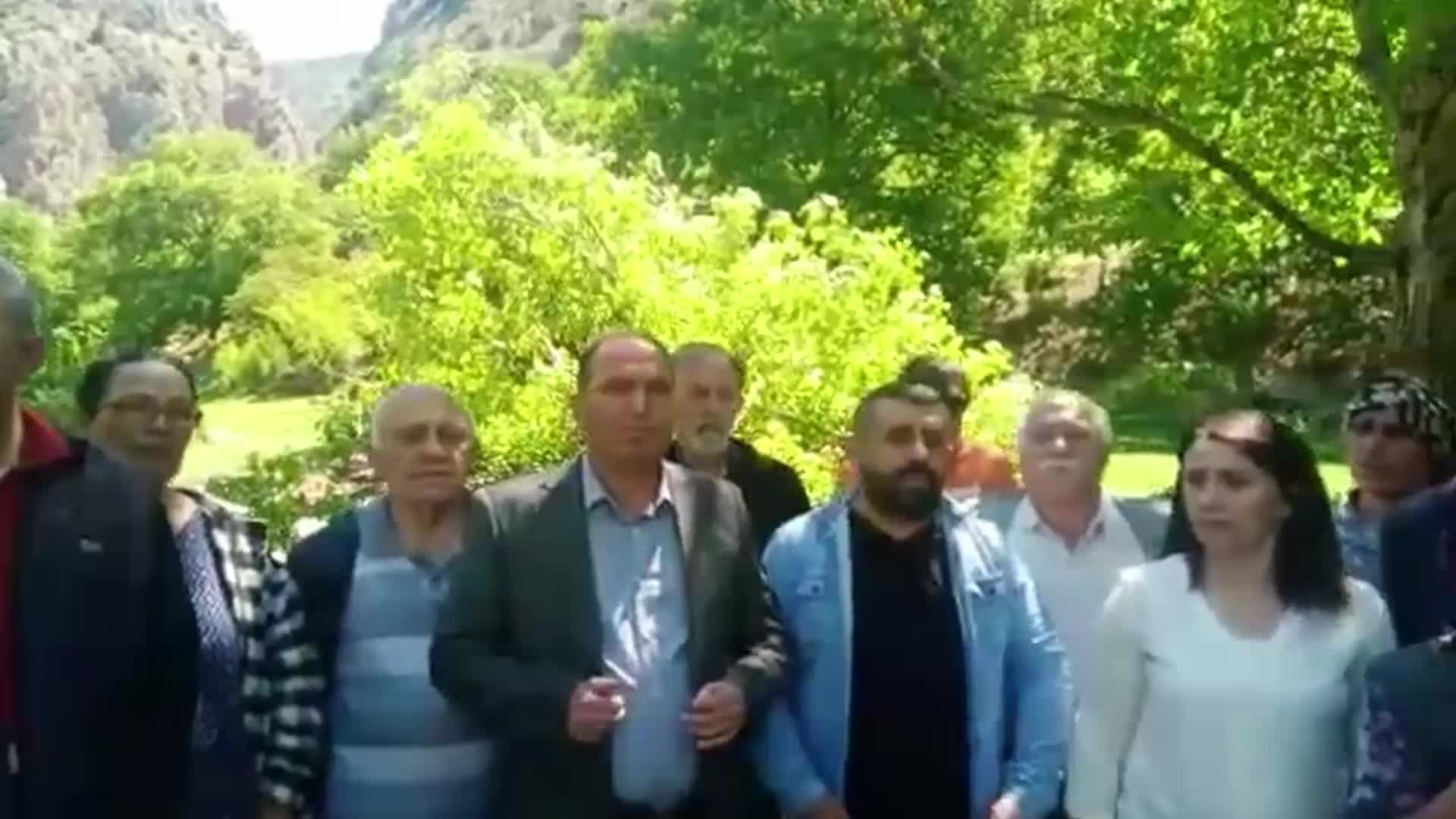 ARDANUÇ’TA HES YAPMAK İSTEYEN ŞİRKET, AĞAÇ KESMEKTEN BÖLGE HALKININ İTİRAZI ÜZERİNE VAZGEÇTİ… ARDANUÇ BELEDİYE BAŞKANI DEMİR: “ARDANUÇ HALKI BUNU İSTEMİYOR. ARTIK KILCAL DAMARLARI BIRAKSINLAR”
