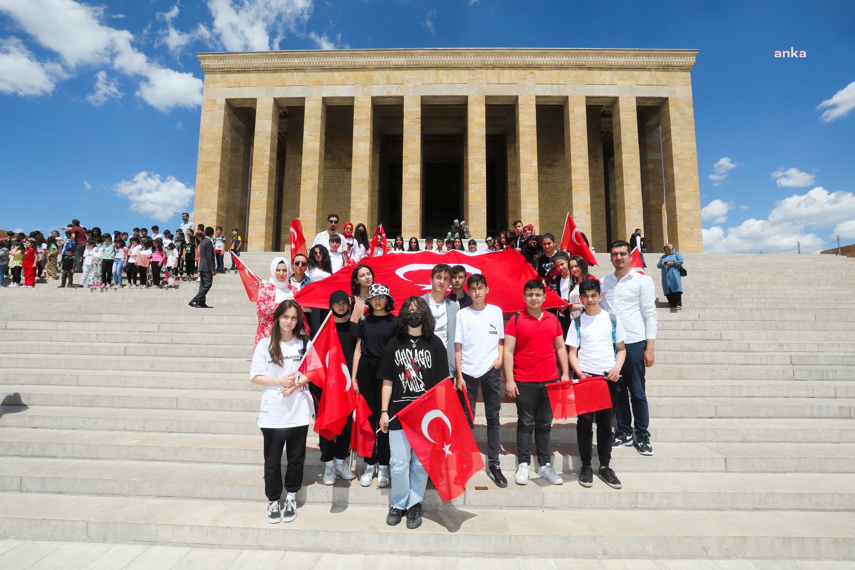 YENİMAHALLELİ ÖĞRENCİLER ATA’NIN HUZURUNA ÇIKTI