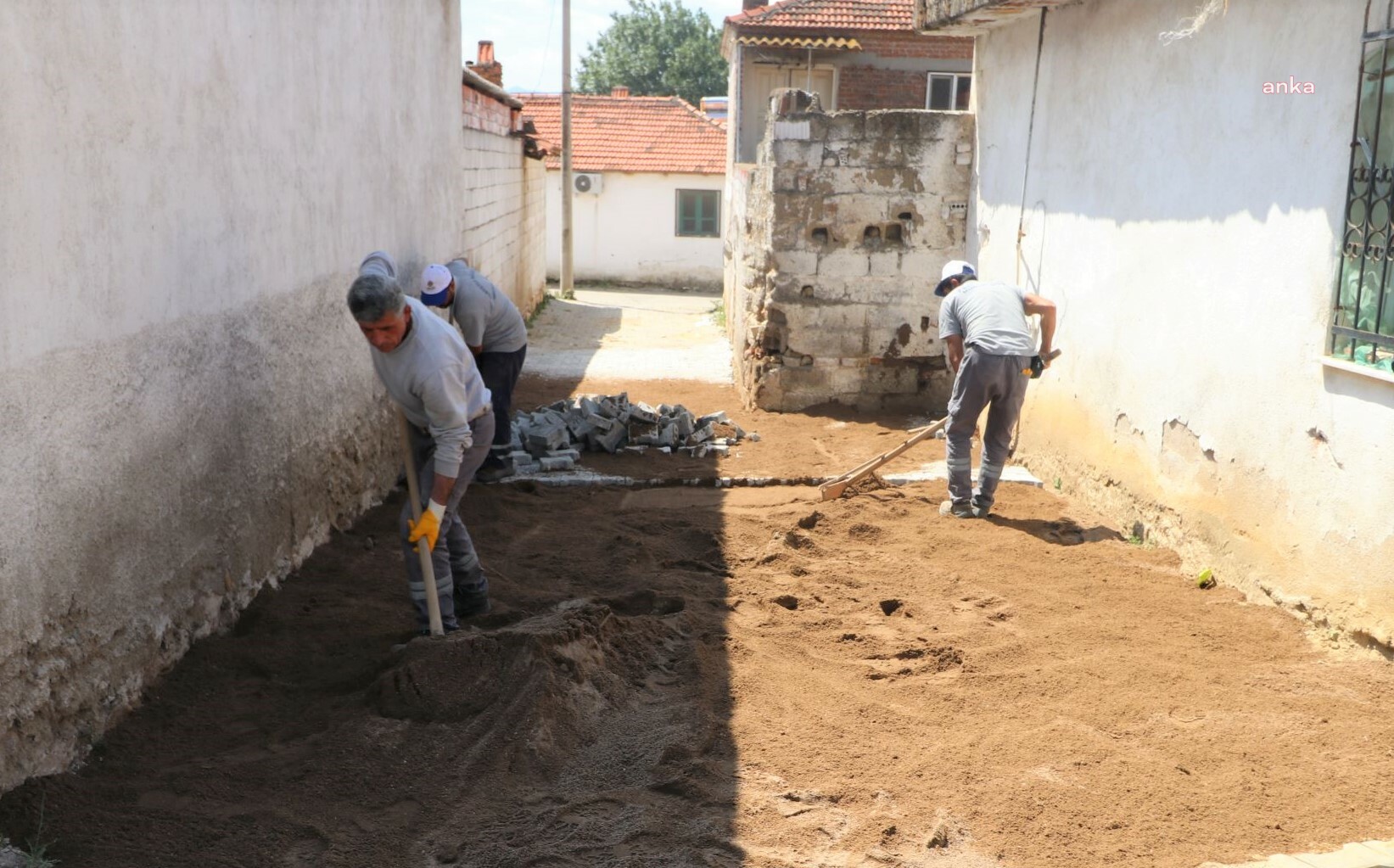 TURGUTLU BELEDİYESİ EKİPLERİ YENİLEME ÇALIŞMALARINA DEVAM EDİYOR