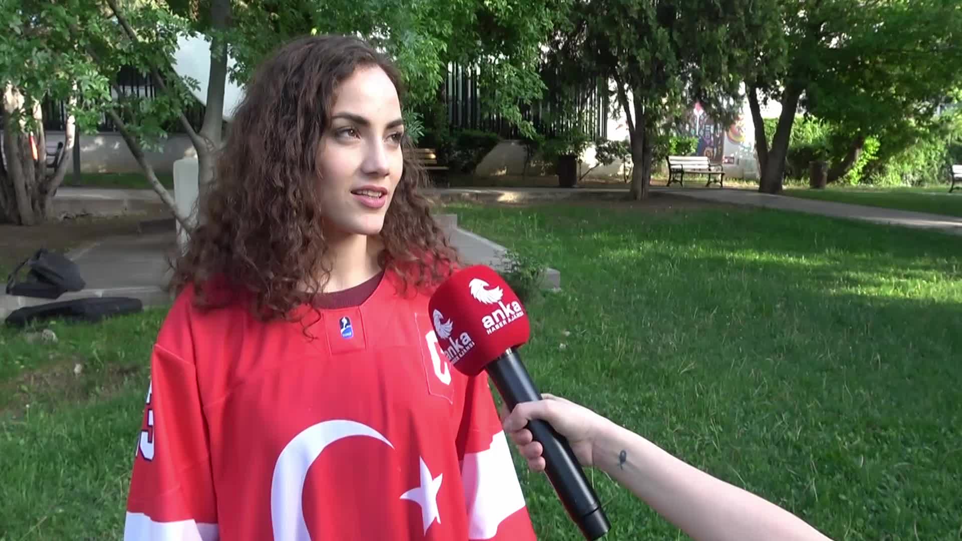 BUZ HOKEYİ KADIN A MİLLİ TAKIMI DÜNYA ŞAMPİYONASINDA İLK KUPASINI  ALDI. KAPTAN DEMİRKOL: "BİZİ KARŞILAYAN, KUTLAYAN YETKİLİ OLMADI. BU DA BİZİM SERZENİŞİMİZDİR"