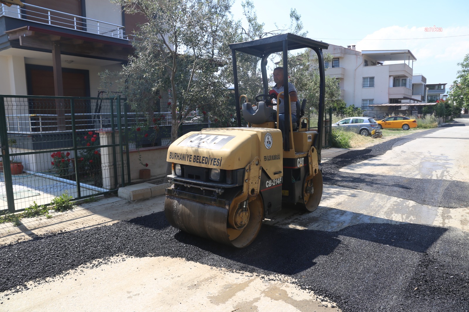 BURHANİYE BELEDİYESİ'NDEN BOZULAN YOLLARDA  ASFALTLAMA ÇALIŞMASI
