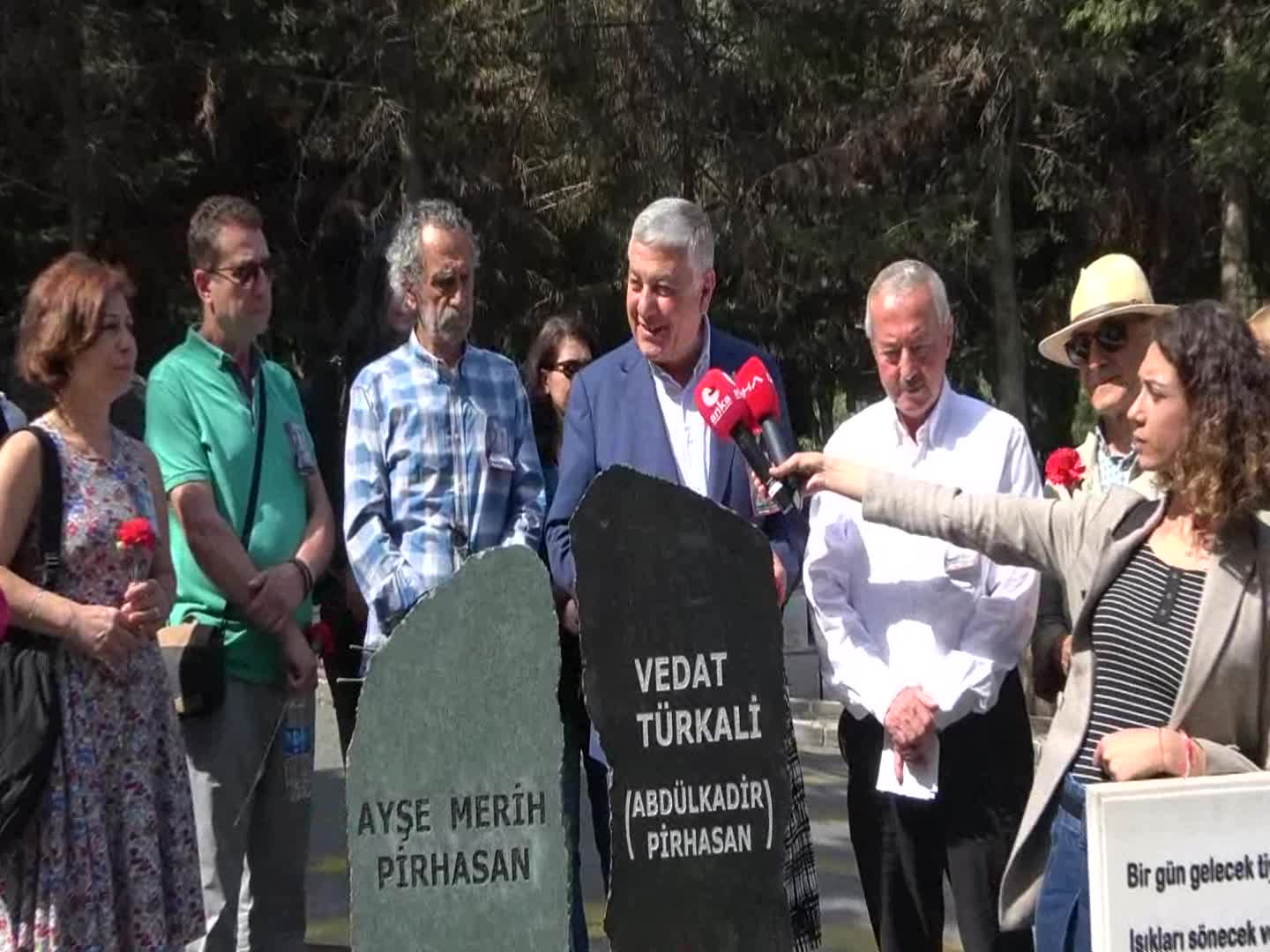 9. SARIYER EDEBİYAT GÜNLERİ, MEZARLARI BAŞINDA VEDAT TÜRKALİ VE YAŞAR KEMAL ANMASIYLA BAŞLADI