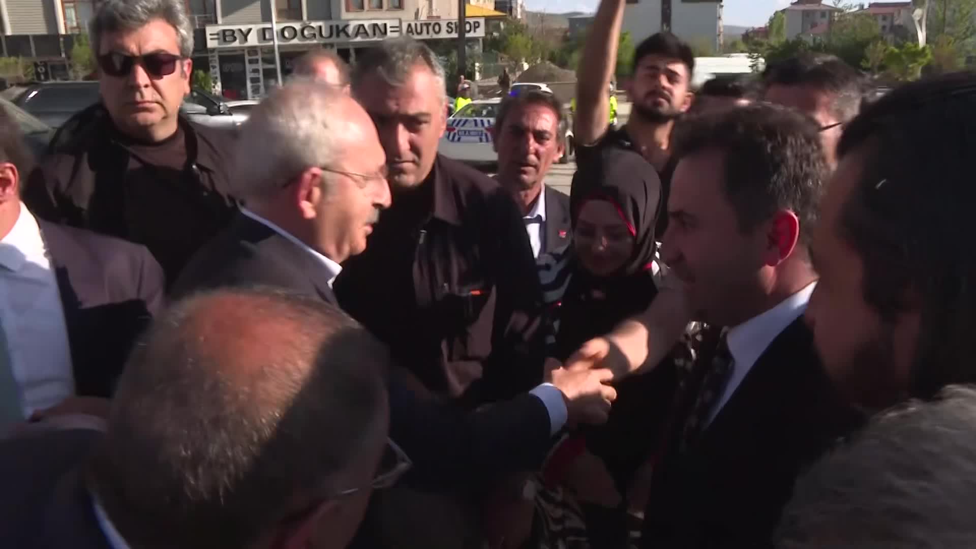 KILIÇDAROĞLU: “HERKESİN İNANCINA, KİMLİĞİNE VE YAŞAM TARZINA SAYGI DUYMAMIZ LAZIM. KİŞİNİN YAŞAM TARZI, KİŞİNİN İNANCI VE KİŞİNİN KİMLİĞİ SORGULANMAZ. BENİM KİMLİĞİM NİYE SİYASETE KONU OLUYOR?”
