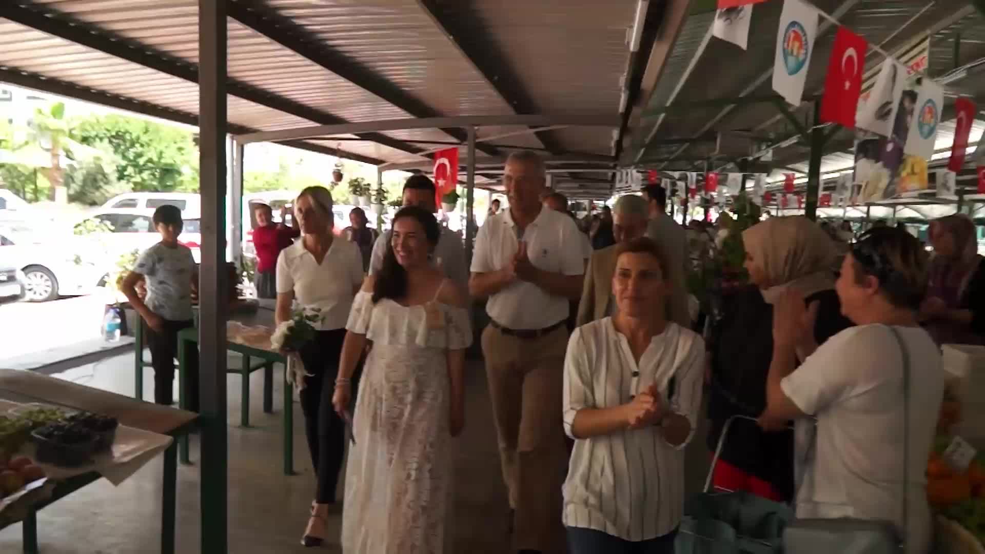MEZİTLİ’DE GENÇ ÇİFTİN NİKAHI KADIN ÜRETİCİ PAZARI'NDA KIYILDI