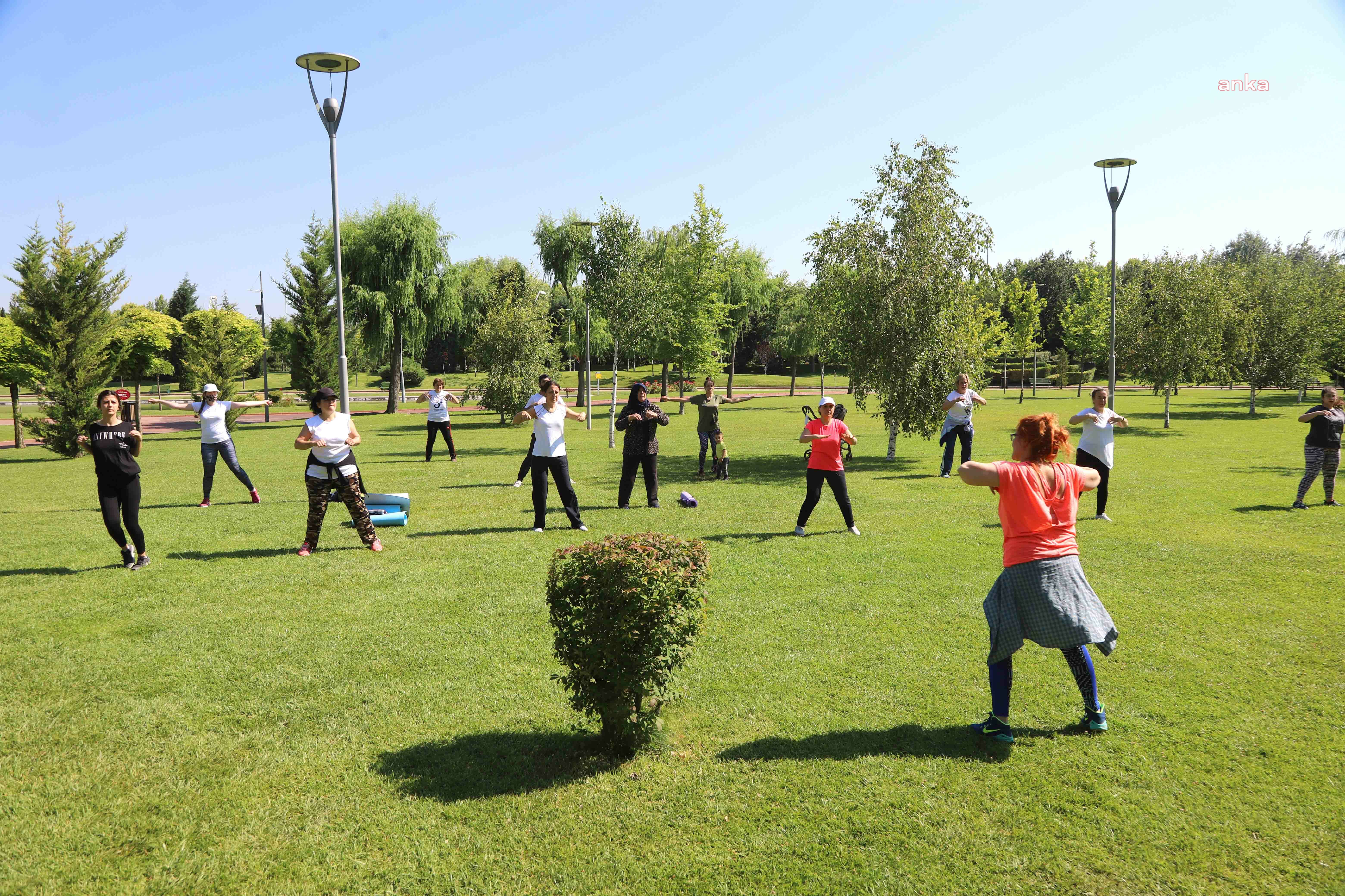 YILMAZ BÜYÜKERŞEN, ESKİŞEHİRLERİ PARKLARDA ÖZGÜRCE SPOR YAPMAYA DAVET ETTİ