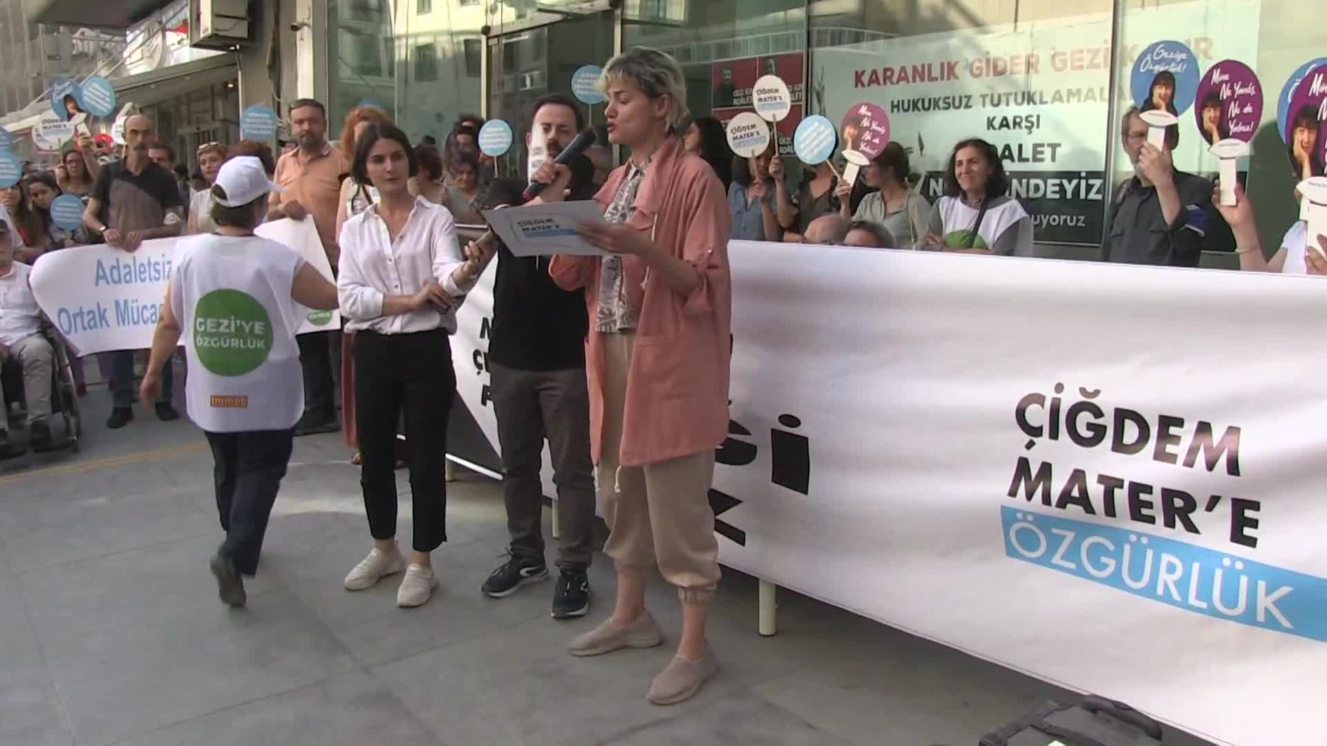 SİNEMACILAR DA GEZİ İÇİN ADALET NÖBETİ TUTTU: "KARANLIK GİDER, GEZİ KALIR"
