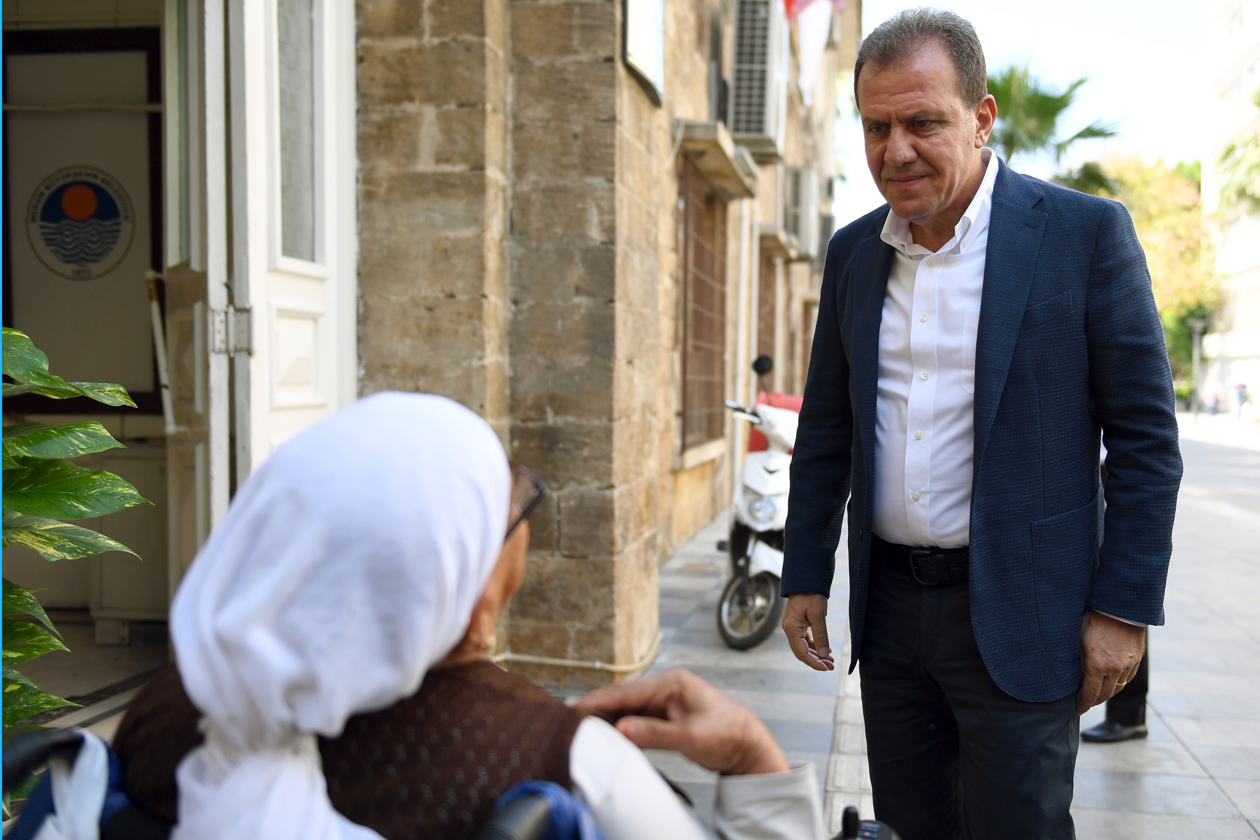 MERSİN BÜYÜKŞEHİR’İN AKÜLÜ TEKERLEKLİ SANDALYE DESTEĞİ, AYŞE TEYZE’NİN YÜZÜNÜ GÜLDÜRDÜ