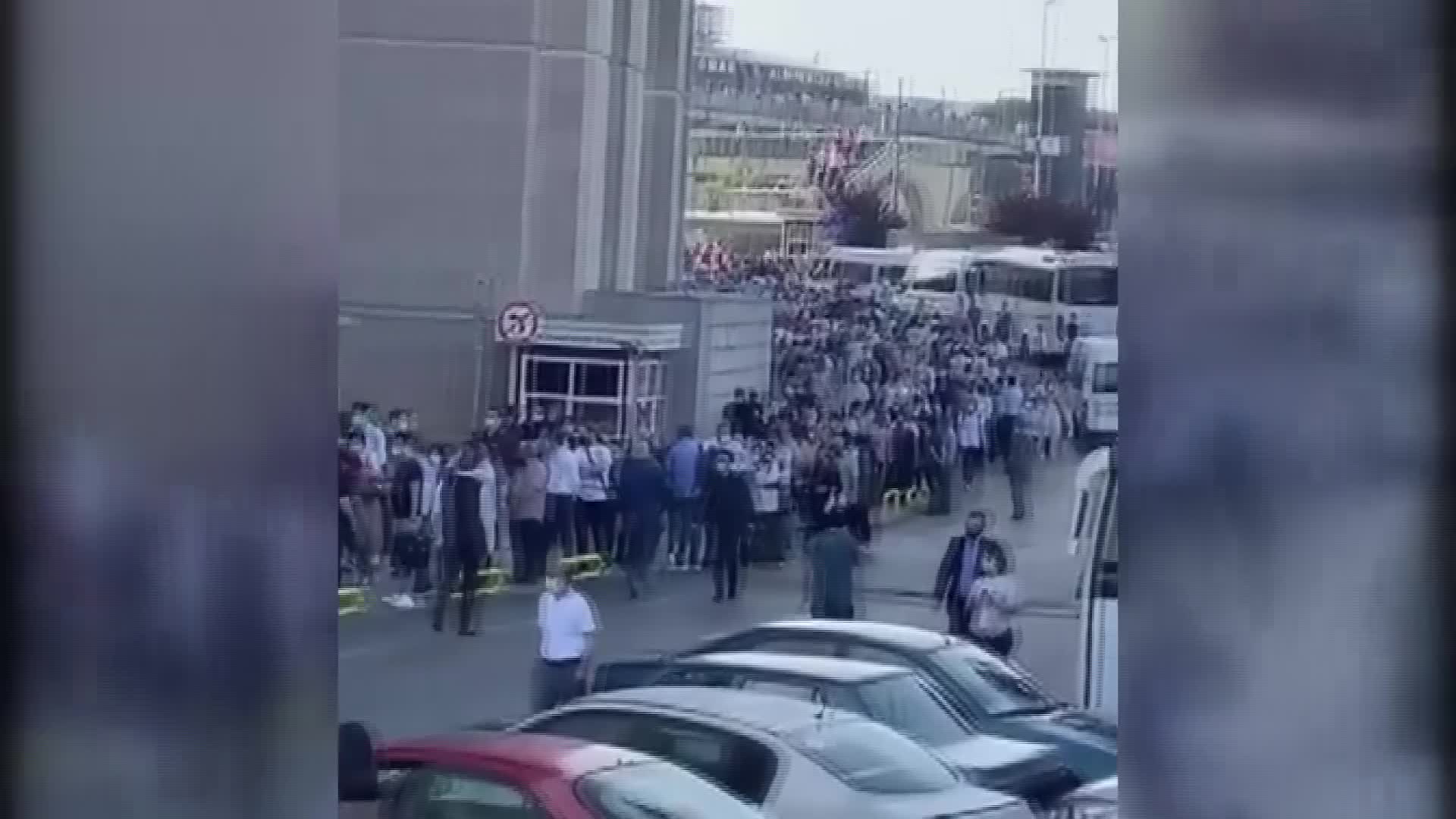 İSTANBUL ADALET SARAYI ÖNÜNDE DİKKAT ÇEKEN YOĞUNLUK
