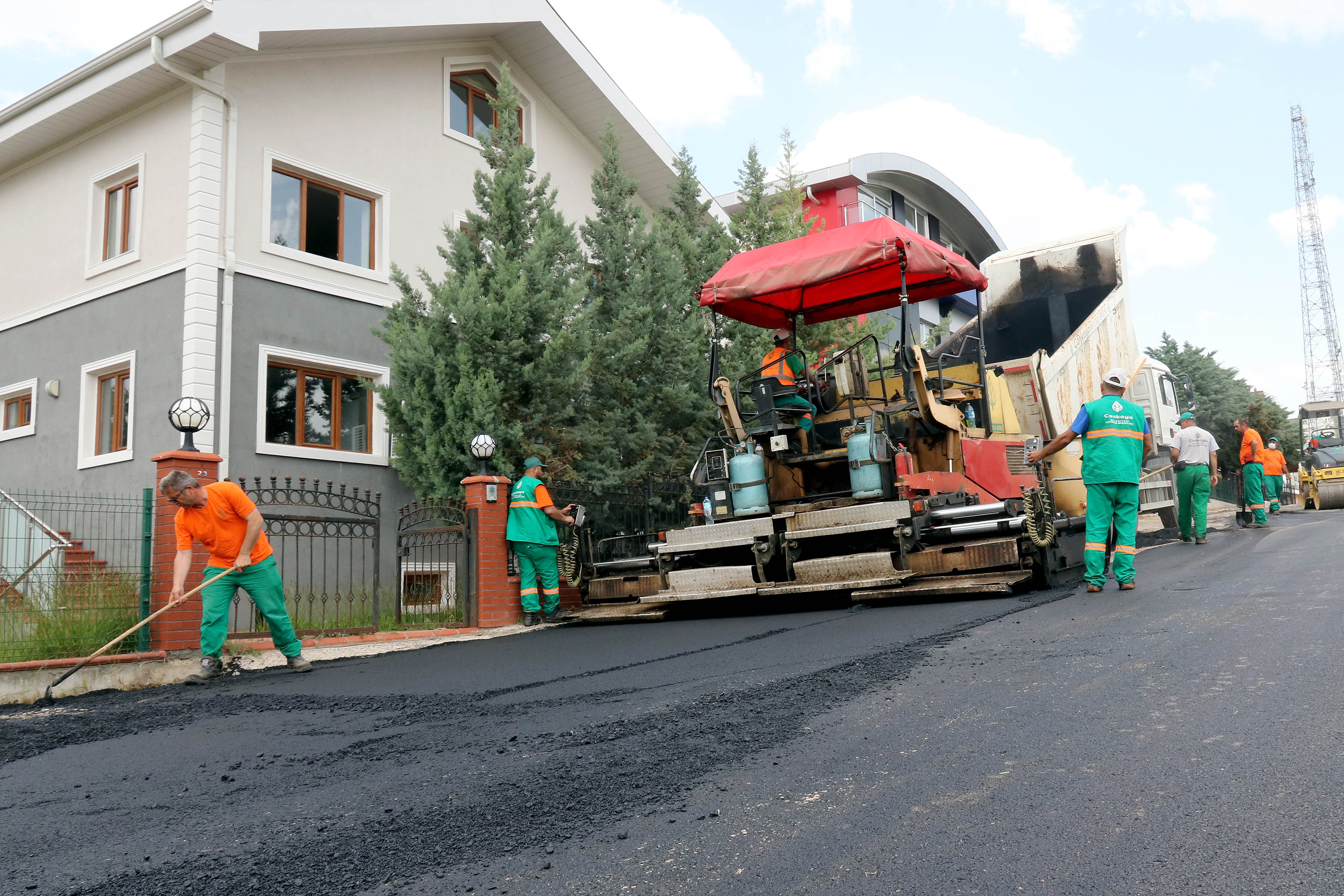 ÇANKAYA’DA ASFALT ÇALIŞMALARI ARALIKSIZ SÜRÜYOR